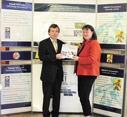 Dr. Angela Weyer, die Leiterin des Hornemann Instituts, &uuml;berreicht dem Generalsekret&auml;r der