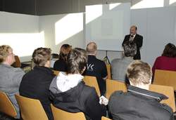 Der Dekan der Fakult&auml;t n, Prof. Dr.-Ing. Manfred Bu&szlig;mann stellt die Studieng&auml;nge der