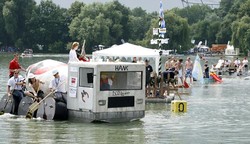 Auf den zweiten Platz kam die HAWK mit ihrem BOBby Car einem rund sieben Tonnen schweren Gef&auml;hr