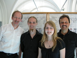 (v.r.n.l.) Prof. Bernd Echtermeyer, Birte Vollmer, Daniel Hasse und Dekan Prof. Dr. Alfred Breukelma