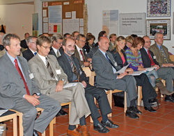 Treffen von IHK und HAWK im Foyer der G&ouml;ttinger Fakult&auml;t Ressourcenmanagement
