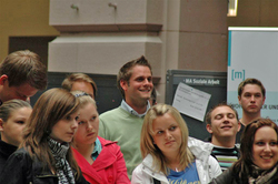 Christopher J&auml;ger im Kreise seiner Kommilitoninnen und Kommilitonen