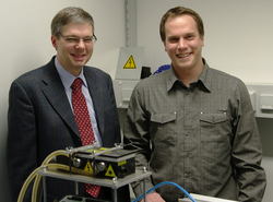 Georg-Simon-Ohm-Preistr&auml;ger Christoph Gerhard (rechts) und Prof. Dr. Wolfgang Vi&ouml;l von der