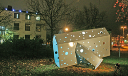 Zwischen den Fakult&auml;tsgeb&auml;uden -rotes- und -wei&szlig;es- Haus hat jetzt eine Skulptur ihr