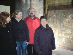 Pfarrer Schorr und die f&uuml;r St. Sebald verantwortliche Architektin Alexandra Fritsch mit den Stu