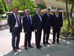 Rundgang &uuml;ber das Klinikum-Gel&auml;nde: (v.r.n.l.) HAWK-Pr&auml;sident Prof. Dr. Thren, Wissen