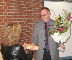 Dekanin Prof. Dr. Maria Busche-Baumann &uuml;berreicht Prof. Dr. Ulrich Hammer zum Abschied Blumen u