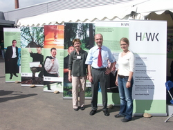 Bettina K&ouml;nig, Prof. Dr. Ulrich Harteisen und Silke Neumeyer (v.l.n.r.) stellten die Fakult&aum