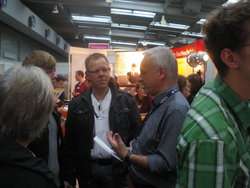 Dipl-Ing. Reinhard Mollus bei der Beratung von Studierenden