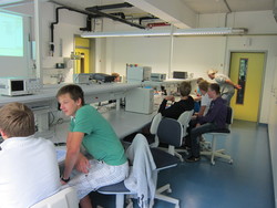 Foto von Sch&uuml;lern bei der Softwareentwicklung im Labor 