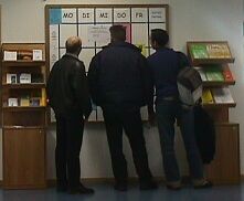 Studenten informieren sich &uuml;ber die Exkursionswoche in der Fakult&auml;t N