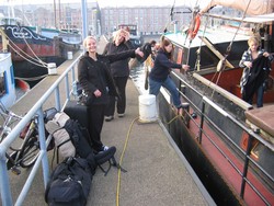 Studierende vor dem &Uuml;bernachtungsquartier