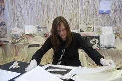 Die K&uuml;nstlerb&uuml;cher d&uuml;rfen nur mit Glac&eacute;-Handschuhen angefasst werden: HAWK-Stu