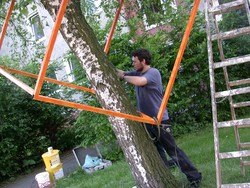 Installation von (Raum-)Kunst am Bau an der Bunsenstra&szlig;e 14.