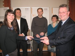 Hans-Christian Kluttig, Pr&auml;sident vom Lions Club Hildesheim, &uuml;berreicht Alexandra Schmidt 