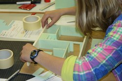 M&auml;dchen baut Traumhausmodell