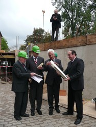 Bei der Grundsteinlegung der HAWK-Mensa in Holzminden: (v.l.n.r.) Umweltminister Sander, Innenminist