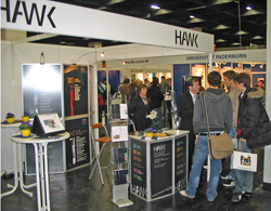 Interessierte junge Leute oder auch Eltern wurden am HAWK-Messestand von Prof. Dr. Matthias Weppler,