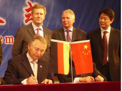 Ministerpr&auml;sident Wulff, Botschafter Schaefer, Vizegouverneur Xie, Prof. M&uuml;ller, verdeckt: