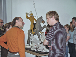 Austausch der Restauratoren an der Skulpturengruppe des \\"Heiligen Georgs\\". &copy; B. Ebe