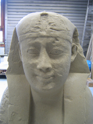 Der erste Guss einer Kopie der &auml;gyptischen Sphinx