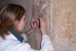 Sylvie Katzmarczyck paust im Schusterhaus Bad M&uuml;nder das Originalmuster ab.