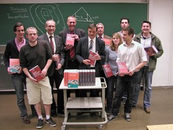 Bernd Sch&auml;kel (3.v.l.), Gruppengesch&auml;ftsf&uuml;hrer des Entsorgungsunternehmens T&ouml;nsm