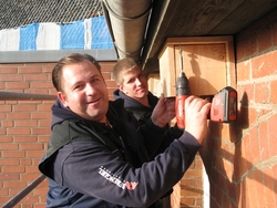 Dachdeckermeister Karsten Schaer und sein Auszubildender Nils Schmidt bringen gerade die neuen Nistk