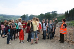 G&ouml;ttinger Studierende f&uuml;hren &uuml;ber das weitr&auml;umige ?Forstmessegel&auml;nde?.