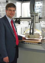 Prof. Vi&ouml;l mit einer Plasmabeschichtungsanlage f&uuml;r Holz und Holzwerkstoffe, entwickelt von