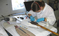 Studentin Kirsten Lauterwald bei der Trockenreinigung eines Zeremonialpaddels.