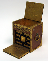 K&auml;stchen nach der Konservierung und  Restaurierung im offenen Zustand